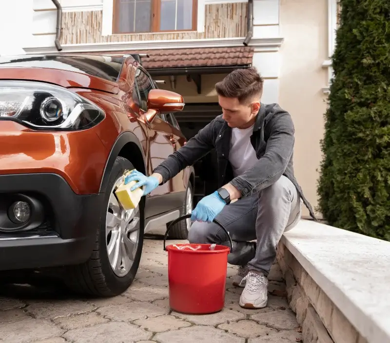 Lavage auto à domicile Porcheville : professionnel intervenant sur un véhicule